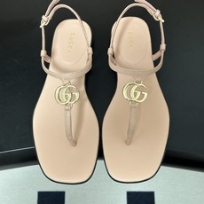 🌾 26Ss春夏新款 Gucci 古驰 经典双G 金属五金扣夹脚平底凉拖鞋 GG扣夹趾休闲沙滩凉拖鞋这款 🌾 26Ss春夏新款 Gucci 古驰 经典双G 金属五金扣夹脚平底凉拖鞋 GG扣夹趾休闲沙滩凉拖鞋这款