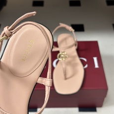 🌾 26Ss春夏新款 Gucci 古驰 经典双G 金属五金扣夹脚平底凉拖鞋 GG扣夹趾休闲沙滩凉拖鞋这款 🌾 26Ss春夏新款 Gucci 古驰 经典双G 金属五金扣夹脚平底凉拖鞋 GG扣夹趾休闲沙滩凉拖鞋这款