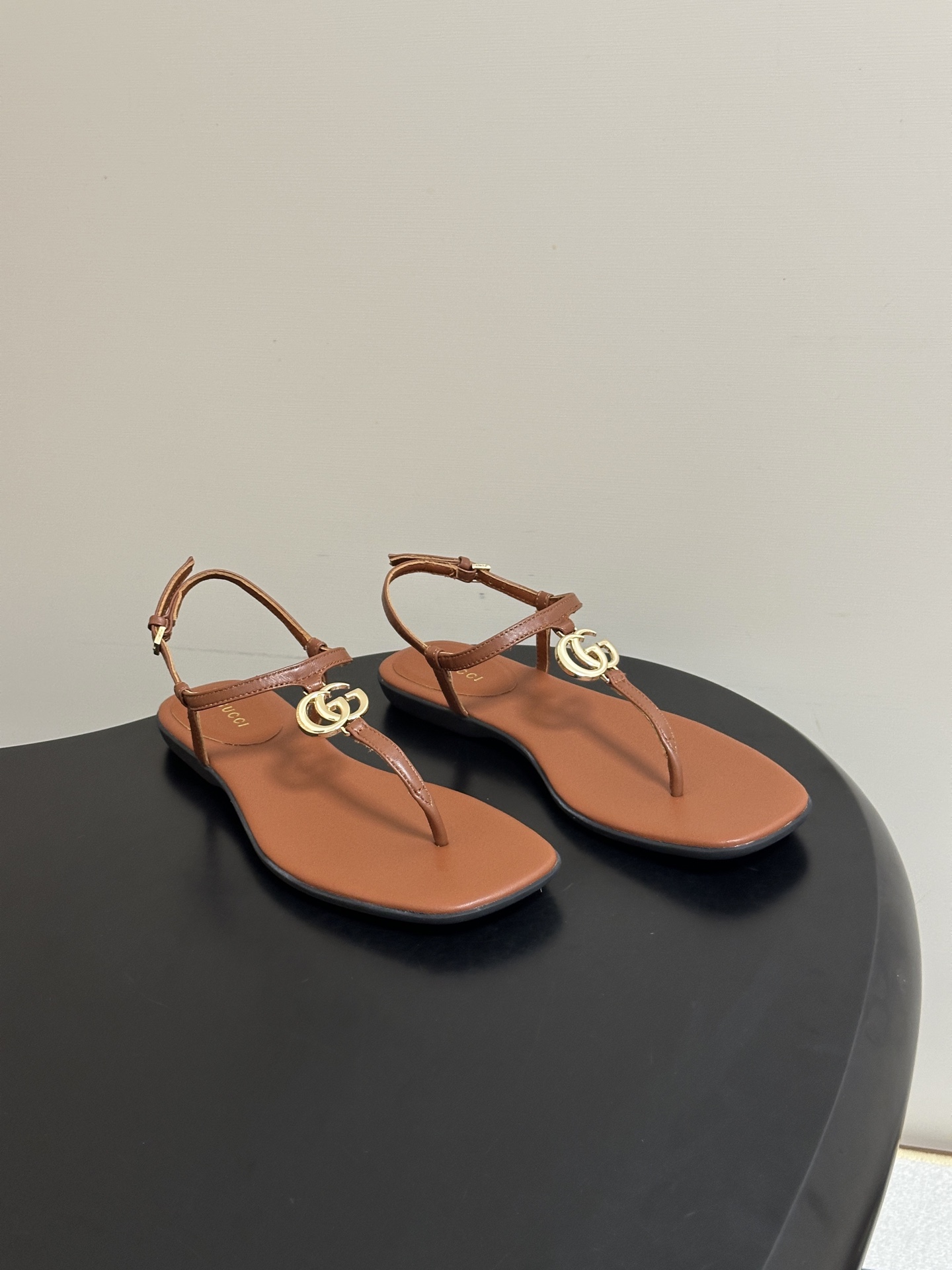 🌾 26Ss春夏新款 Gucci 古驰 经典双G 金属五金扣夹脚平底凉拖鞋 GG扣夹趾休闲沙滩凉拖鞋这款