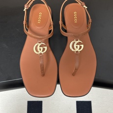 🌾 26Ss春夏新款 Gucci 古驰 经典双G 金属五金扣夹脚平底凉拖鞋 GG扣夹趾休闲沙滩凉拖鞋这款 🌾 26Ss春夏新款 Gucci 古驰 经典双G 金属五金扣夹脚平底凉拖鞋 GG扣夹趾休闲沙滩凉拖鞋这款