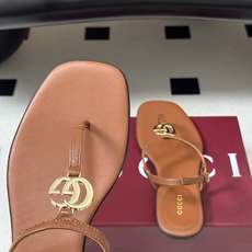 🌾 26Ss春夏新款 Gucci 古驰 经典双G 金属五金扣夹脚平底凉拖鞋 GG扣夹趾休闲沙滩凉拖鞋这款 🌾 26Ss春夏新款 Gucci 古驰 经典双G 金属五金扣夹脚平底凉拖鞋 GG扣夹趾休闲沙滩凉拖鞋这款
