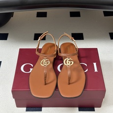 🌾 26Ss春夏新款 Gucci 古驰 经典双G 金属五金扣夹脚平底凉拖鞋 GG扣夹趾休闲沙滩凉拖鞋这款 🌾 26Ss春夏新款 Gucci 古驰 经典双G 金属五金扣夹脚平底凉拖鞋 GG扣夹趾休闲沙滩凉拖鞋这款