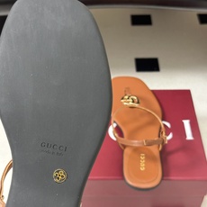🌾 26Ss春夏新款 Gucci 古驰 经典双G 金属五金扣夹脚平底凉拖鞋 GG扣夹趾休闲沙滩凉拖鞋这款 🌾 26Ss春夏新款 Gucci 古驰 经典双G 金属五金扣夹脚平底凉拖鞋 GG扣夹趾休闲沙滩凉拖鞋这款