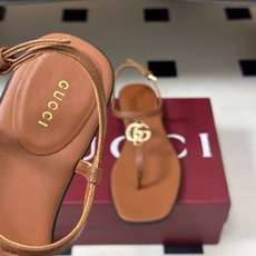 🌾 26Ss春夏新款 Gucci 古驰 经典双G 金属五金扣夹脚平底凉拖鞋 GG扣夹趾休闲沙滩凉拖鞋这款 🌾 26Ss春夏新款 Gucci 古驰 经典双G 金属五金扣夹脚平底凉拖鞋 GG扣夹趾休闲沙滩凉拖鞋这款