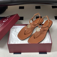 🌾 26Ss春夏新款 Gucci 古驰 经典双G 金属五金扣夹脚平底凉拖鞋 GG扣夹趾休闲沙滩凉拖鞋这款 🌾 26Ss春夏新款 Gucci 古驰 经典双G 金属五金扣夹脚平底凉拖鞋 GG扣夹趾休闲沙滩凉拖鞋这款