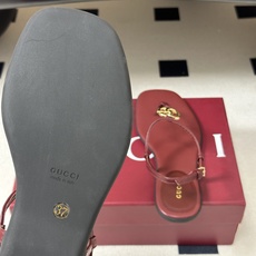 🌾 26Ss春夏新款 Gucci 古驰 经典双G 金属五金扣夹脚平底凉拖鞋 GG扣夹趾休闲沙滩凉拖鞋这款 🌾 26Ss春夏新款 Gucci 古驰 经典双G 金属五金扣夹脚平底凉拖鞋 GG扣夹趾休闲沙滩凉拖鞋这款