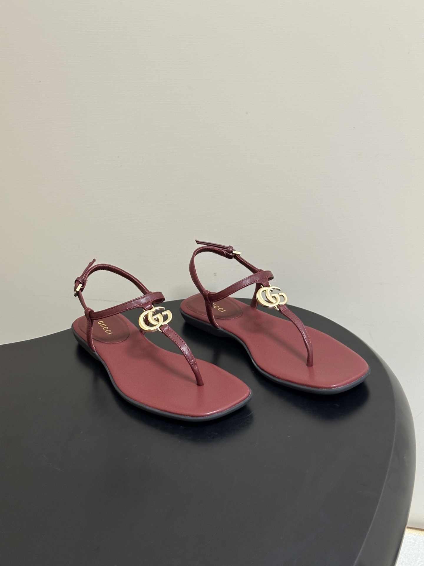 🌾 26Ss春夏新款 Gucci 古驰 经典双G 金属五金扣夹脚平底凉拖鞋 GG扣夹趾休闲沙滩凉拖鞋这款