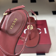 🌾 26Ss春夏新款 Gucci 古驰 经典双G 金属五金扣夹脚平底凉拖鞋 GG扣夹趾休闲沙滩凉拖鞋这款 🌾 26Ss春夏新款 Gucci 古驰 经典双G 金属五金扣夹脚平底凉拖鞋 GG扣夹趾休闲沙滩凉拖鞋这款
