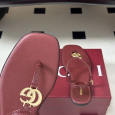 🌾 26Ss春夏新款 Gucci 古驰 经典双G 金属五金扣夹脚平底凉拖鞋 GG扣夹趾休闲沙滩凉拖鞋这款 🌾 26Ss春夏新款 Gucci 古驰 经典双G 金属五金扣夹脚平底凉拖鞋 GG扣夹趾休闲沙滩凉拖鞋这款