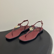 🌾 26Ss春夏新款 Gucci 古驰 经典双G 金属五金扣夹脚平底凉拖鞋 GG扣夹趾休闲沙滩凉拖鞋这款 🌾 26Ss春夏新款 Gucci 古驰 经典双G 金属五金扣夹脚平底凉拖鞋 GG扣夹趾休闲沙滩凉拖鞋这款