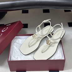 🌾 26Ss春夏新款 Gucci 古驰 经典双G 金属五金扣夹脚平底凉拖鞋 GG扣夹趾休闲沙滩凉拖鞋这款 🌾 26Ss春夏新款 Gucci 古驰 经典双G 金属五金扣夹脚平底凉拖鞋 GG扣夹趾休闲沙滩凉拖鞋这款