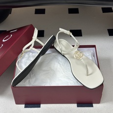🌾 26Ss春夏新款 Gucci 古驰 经典双G 金属五金扣夹脚平底凉拖鞋 GG扣夹趾休闲沙滩凉拖鞋这款 🌾 26Ss春夏新款 Gucci 古驰 经典双G 金属五金扣夹脚平底凉拖鞋 GG扣夹趾休闲沙滩凉拖鞋这款
