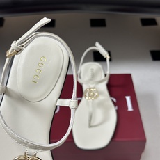 🌾 26Ss春夏新款 Gucci 古驰 经典双G 金属五金扣夹脚平底凉拖鞋 GG扣夹趾休闲沙滩凉拖鞋这款 🌾 26Ss春夏新款 Gucci 古驰 经典双G 金属五金扣夹脚平底凉拖鞋 GG扣夹趾休闲沙滩凉拖鞋这款