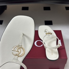 🌾 26Ss春夏新款 Gucci 古驰 经典双G 金属五金扣夹脚平底凉拖鞋 GG扣夹趾休闲沙滩凉拖鞋这款 🌾 26Ss春夏新款 Gucci 古驰 经典双G 金属五金扣夹脚平底凉拖鞋 GG扣夹趾休闲沙滩凉拖鞋这款