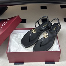 🌾 26Ss春夏新款 Gucci 古驰 经典双G 金属五金扣夹脚平底凉拖鞋 GG扣夹趾休闲沙滩凉拖鞋这款 🌾 26Ss春夏新款 Gucci 古驰 经典双G 金属五金扣夹脚平底凉拖鞋 GG扣夹趾休闲沙滩凉拖鞋这款
