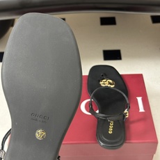 🌾 26Ss春夏新款 Gucci 古驰 经典双G 金属五金扣夹脚平底凉拖鞋 GG扣夹趾休闲沙滩凉拖鞋这款 🌾 26Ss春夏新款 Gucci 古驰 经典双G 金属五金扣夹脚平底凉拖鞋 GG扣夹趾休闲沙滩凉拖鞋这款