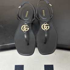 🌾 26Ss春夏新款 Gucci 古驰 经典双G 金属五金扣夹脚平底凉拖鞋 GG扣夹趾休闲沙滩凉拖鞋这款 🌾 26Ss春夏新款 Gucci 古驰 经典双G 金属五金扣夹脚平底凉拖鞋 GG扣夹趾休闲沙滩凉拖鞋这款