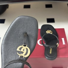 🌾 26Ss春夏新款 Gucci 古驰 经典双G 金属五金扣夹脚平底凉拖鞋 GG扣夹趾休闲沙滩凉拖鞋这款 🌾 26Ss春夏新款 Gucci 古驰 经典双G 金属五金扣夹脚平底凉拖鞋 GG扣夹趾休闲沙滩凉拖鞋这款