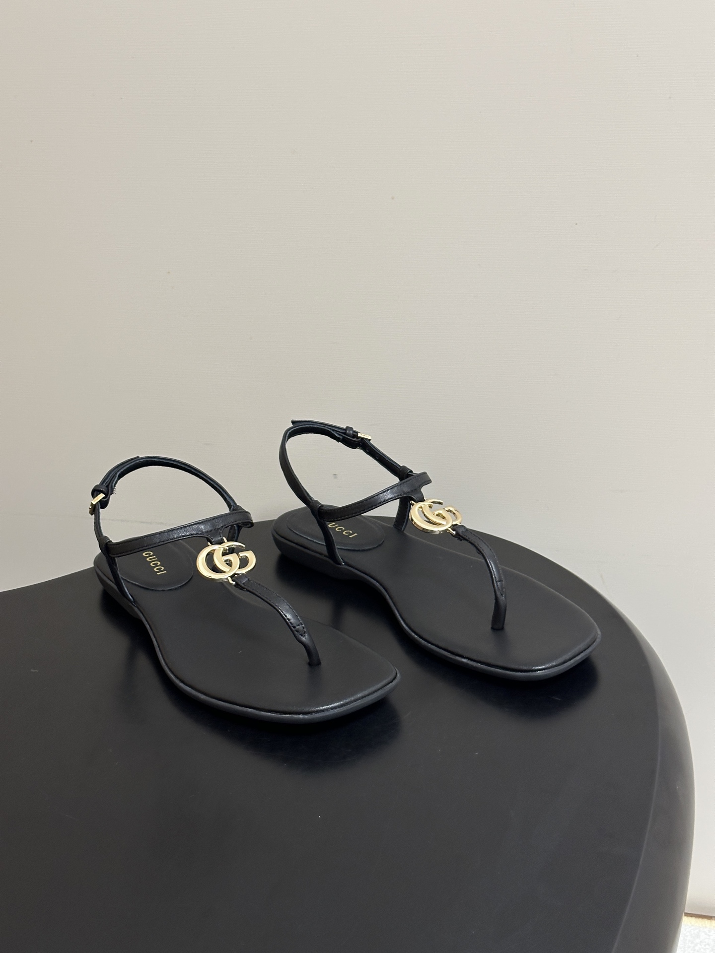 🌾 26Ss春夏新款 Gucci 古驰 经典双G 金属五金扣夹脚平底凉拖鞋 GG扣夹趾休闲沙滩凉拖鞋这款
