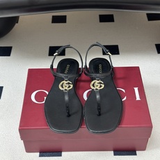 🌾 26Ss春夏新款 Gucci 古驰 经典双G 金属五金扣夹脚平底凉拖鞋 GG扣夹趾休闲沙滩凉拖鞋这款 🌾 26Ss春夏新款 Gucci 古驰 经典双G 金属五金扣夹脚平底凉拖鞋 GG扣夹趾休闲沙滩凉拖鞋这款