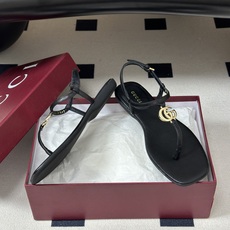 🌾 26Ss春夏新款 Gucci 古驰 经典双G 金属五金扣夹脚平底凉拖鞋 GG扣夹趾休闲沙滩凉拖鞋这款 🌾 26Ss春夏新款 Gucci 古驰 经典双G 金属五金扣夹脚平底凉拖鞋 GG扣夹趾休闲沙滩凉拖鞋这款