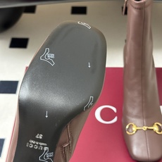 🌾 26Ss秋冬新款Gucci古驰经典马衔扣高跟短靴麂皮绒面弹力靴侧拉链及踝靴这款弹力靴采用进口丝光绒弹 🌾 26Ss秋冬新款Gucci古驰经典马衔扣高跟短靴麂皮绒面弹力靴侧拉链及踝靴这款弹力靴采用进口丝光绒弹