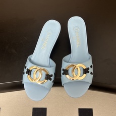 🌾 26Ss春夏新款Chanel香奈儿 度假风小香经典大双C 五金扣小猫跟凉拖鞋蜜儿一字带凉拖鞋鞋面装饰 🌾 26Ss春夏新款Chanel香奈儿 度假风小香经典大双C 五金扣小猫跟凉拖鞋蜜儿一字带凉拖鞋鞋面装饰