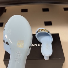 🌾 26Ss春夏新款Chanel香奈儿 度假风小香经典大双C 五金扣小猫跟凉拖鞋蜜儿一字带凉拖鞋鞋面装饰 🌾 26Ss春夏新款Chanel香奈儿 度假风小香经典大双C 五金扣小猫跟凉拖鞋蜜儿一字带凉拖鞋鞋面装饰
