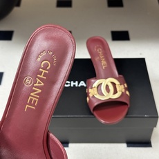 🌾 26Ss春夏新款Chanel香奈儿 度假风小香经典大双C 五金扣小猫跟凉拖鞋蜜儿一字带凉拖鞋鞋面装饰 🌾 26Ss春夏新款Chanel香奈儿 度假风小香经典大双C 五金扣小猫跟凉拖鞋蜜儿一字带凉拖鞋鞋面装饰