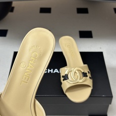 🌾 26Ss春夏新款Chanel香奈儿 度假风小香经典大双C 五金扣小猫跟凉拖鞋蜜儿一字带凉拖鞋鞋面装饰 🌾 26Ss春夏新款Chanel香奈儿 度假风小香经典大双C 五金扣小猫跟凉拖鞋蜜儿一字带凉拖鞋鞋面装饰