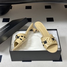 🌾 26Ss春夏新款Chanel香奈儿 度假风小香经典大双C 五金扣小猫跟凉拖鞋蜜儿一字带凉拖鞋鞋面装饰 🌾 26Ss春夏新款Chanel香奈儿 度假风小香经典大双C 五金扣小猫跟凉拖鞋蜜儿一字带凉拖鞋鞋面装饰