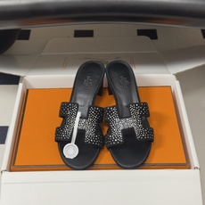 🌾 顶级品质(配高档飞机盒✈️)Hermes 爱马仕🐎 Oran钻面H拖凉鞋系列 H家烫钻H鞋面经典平底 🌾 顶级品质(配高档飞机盒✈️)Hermes 爱马仕🐎 Oran钻面H拖凉鞋系列 H家烫钻H鞋面经典平底