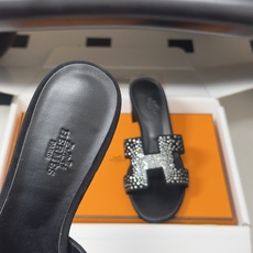 🌾 顶级品质(配高档飞机盒✈️)Hermes 爱马仕🐎 Oran钻面H拖凉鞋系列 H家烫钻H鞋面经典平底 🌾 顶级品质(配高档飞机盒✈️)Hermes 爱马仕🐎 Oran钻面H拖凉鞋系列 H家烫钻H鞋面经典平底