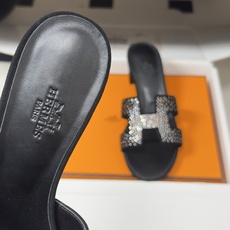🌾 顶级品质(配高档飞机盒✈️)Hermes 爱马仕🐎 Oran钻面H拖凉鞋系列 H家烫钻H鞋面经典平底 🌾 顶级品质(配高档飞机盒✈️)Hermes 爱马仕🐎 Oran钻面H拖凉鞋系列 H家烫钻H鞋面经典平底