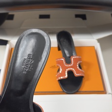 🌾 顶级品质(配高档飞机盒✈️)Hermes 爱马仕🐎 Oran钻面H拖凉鞋系列 H家烫钻H鞋面经典平底 🌾 顶级品质(配高档飞机盒✈️)Hermes 爱马仕🐎 Oran钻面H拖凉鞋系列 H家烫钻H鞋面经典平底