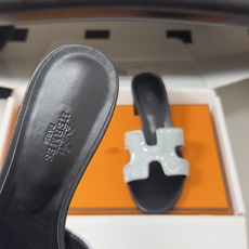 🌾 顶级品质(配高档飞机盒✈️)Hermes 爱马仕🐎 Oran钻面H拖凉鞋系列 H家烫钻H鞋面经典平底 🌾 顶级品质(配高档飞机盒✈️)Hermes 爱马仕🐎 Oran钻面H拖凉鞋系列 H家烫钻H鞋面经典平底