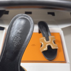 🌾 顶级品质(配高档飞机盒✈️)Hermes 爱马仕🐎 Oran钻面H拖凉鞋系列 H家烫钻H鞋面经典平底 🌾 顶级品质(配高档飞机盒✈️)Hermes 爱马仕🐎 Oran钻面H拖凉鞋系列 H家烫钻H鞋面经典平底