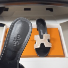 🌾 顶级品质(配高档飞机盒✈️)Hermes 爱马仕🐎 Oran钻面H拖凉鞋系列 H家烫钻H鞋面经典平底 🌾 顶级品质(配高档飞机盒✈️)Hermes 爱马仕🐎 Oran钻面H拖凉鞋系列 H家烫钻H鞋面经典平底
