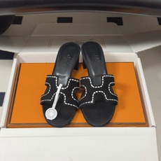 🌾 顶级品质(配高档飞机盒✈️)Hermes 爱马仕🐎 Oran钻面H拖凉鞋系列 H家烫钻H鞋面经典平底 🌾 顶级品质(配高档飞机盒✈️)Hermes 爱马仕🐎 Oran钻面H拖凉鞋系列 H家烫钻H鞋面经典平底
