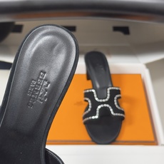 🌾 顶级品质(配高档飞机盒✈️)Hermes 爱马仕🐎 Oran钻面H拖凉鞋系列 H家烫钻H鞋面经典平底 🌾 顶级品质(配高档飞机盒✈️)Hermes 爱马仕🐎 Oran钻面H拖凉鞋系列 H家烫钻H鞋面经典平底
