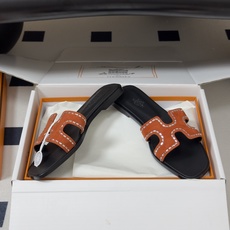 🌾 顶级品质(配高档飞机盒✈️)Hermes 爱马仕🐎 Oran钻面H拖凉鞋系列 H家烫钻H鞋面经典平底 🌾 顶级品质(配高档飞机盒✈️)Hermes 爱马仕🐎 Oran钻面H拖凉鞋系列 H家烫钻H鞋面经典平底