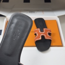 🌾 顶级品质(配高档飞机盒✈️)Hermes 爱马仕🐎 Oran钻面H拖凉鞋系列 H家烫钻H鞋面经典平底 🌾 顶级品质(配高档飞机盒✈️)Hermes 爱马仕🐎 Oran钻面H拖凉鞋系列 H家烫钻H鞋面经典平底