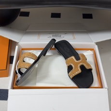 🌾 顶级品质(配高档飞机盒✈️)Hermes 爱马仕🐎 Oran钻面H拖凉鞋系列 H家烫钻H鞋面经典平底 🌾 顶级品质(配高档飞机盒✈️)Hermes 爱马仕🐎 Oran钻面H拖凉鞋系列 H家烫钻H鞋面经典平底