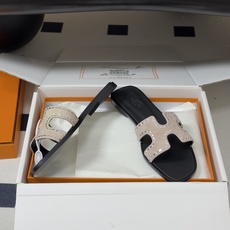 🌾 顶级品质(配高档飞机盒✈️)Hermes 爱马仕🐎 Oran钻面H拖凉鞋系列 H家烫钻H鞋面经典平底 🌾 顶级品质(配高档飞机盒✈️)Hermes 爱马仕🐎 Oran钻面H拖凉鞋系列 H家烫钻H鞋面经典平底