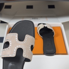 🌾 顶级品质(配高档飞机盒✈️)Hermes 爱马仕🐎 Oran钻面H拖凉鞋系列 H家烫钻H鞋面经典平底 🌾 顶级品质(配高档飞机盒✈️)Hermes 爱马仕🐎 Oran钻面H拖凉鞋系列 H家烫钻H鞋面经典平底