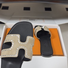 🌾 顶级品质(配高档飞机盒✈️)Hermes 爱马仕🐎 Oran钻面H拖凉鞋系列 H家烫钻H鞋面经典平底 🌾 顶级品质(配高档飞机盒✈️)Hermes 爱马仕🐎 Oran钻面H拖凉鞋系列 H家烫钻H鞋面经典平底