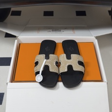 🌾 顶级品质(配高档飞机盒✈️)Hermes 爱马仕🐎 Oran钻面H拖凉鞋系列 H家烫钻H鞋面经典平底 🌾 顶级品质(配高档飞机盒✈️)Hermes 爱马仕🐎 Oran钻面H拖凉鞋系列 H家烫钻H鞋面经典平底