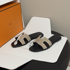 🌾 顶级品质(配高档飞机盒✈️)Hermes 爱马仕🐎 Oran钻面H拖凉鞋系列 H家烫钻H鞋面经典平底 🌾 顶级品质(配高档飞机盒✈️)Hermes 爱马仕🐎 Oran钻面H拖凉鞋系列 H家烫钻H鞋面经典平底