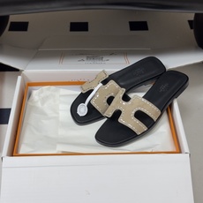 🌾 顶级品质(配高档飞机盒✈️)Hermes 爱马仕🐎 Oran钻面H拖凉鞋系列 H家烫钻H鞋面经典平底 🌾 顶级品质(配高档飞机盒✈️)Hermes 爱马仕🐎 Oran钻面H拖凉鞋系列 H家烫钻H鞋面经典平底