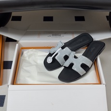 🌾 顶级品质(配高档飞机盒✈️)Hermes 爱马仕🐎 Oran钻面H拖凉鞋系列 H家烫钻H鞋面经典平底 🌾 顶级品质(配高档飞机盒✈️)Hermes 爱马仕🐎 Oran钻面H拖凉鞋系列 H家烫钻H鞋面经典平底
